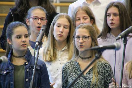 Otroci Osnovne šole Šmartno v Tuhinju z glasbo razpeli jadra (33)